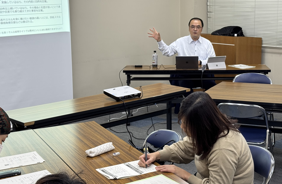セミナーで教壇をとっている写真